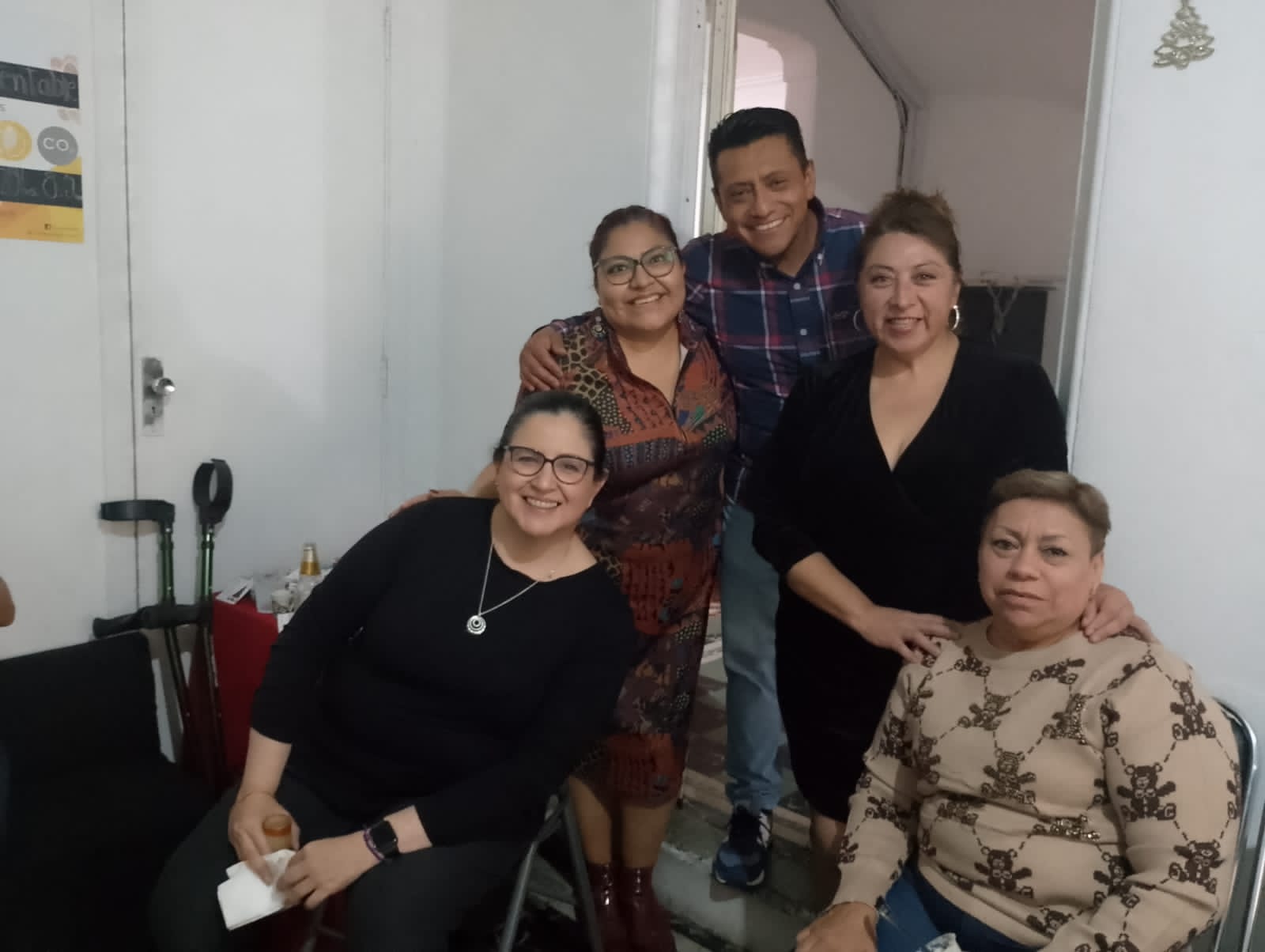 De izquierda a derecha, en la primera fila se encuentran Hortensia, Román Flores, María Cruz, en la segunda fila Martha y María Juana.